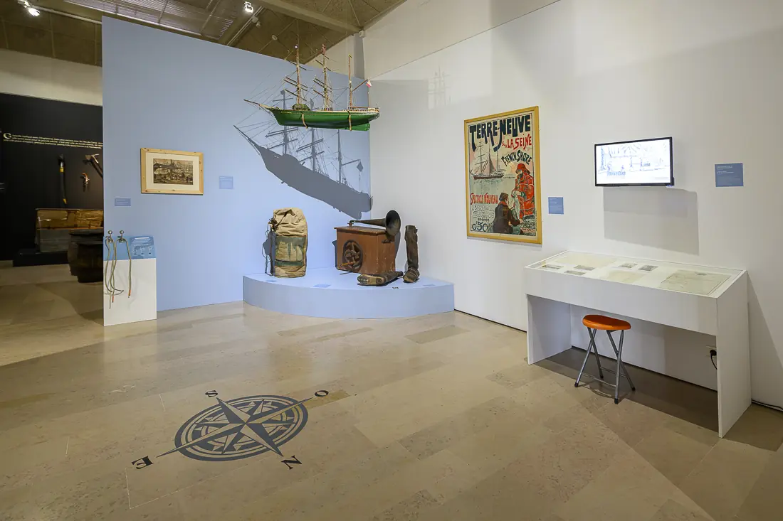 Salle de l'exposition "Bons Baisers de Granville" au MamRA de Granville