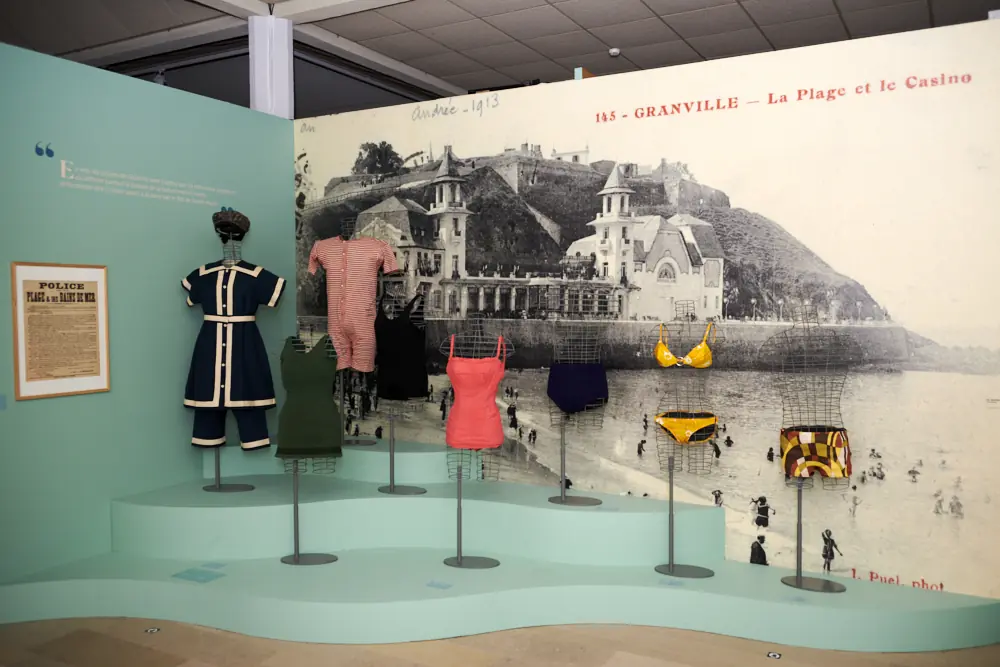 Salle de l'exposition "Bons Baisers de Granville" au MamRA de Granville