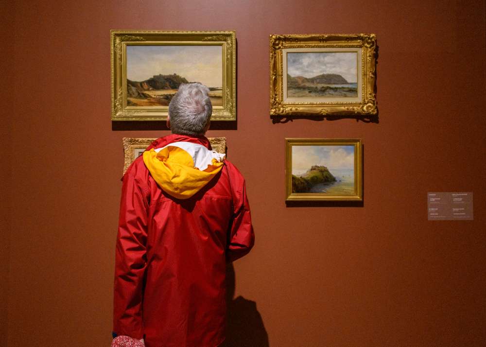 Visiteur découvrant les tableaux de Bons Baisers de Granville 1