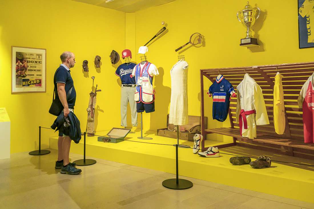 Visiteur découvrant la section consacrée au sport dans Bons Baisers de Granville 2