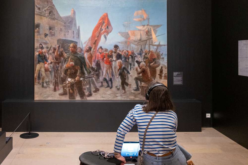 Visiteur découvrant la section consacrée aux corsaires dans Bons Baisers de Granville 3